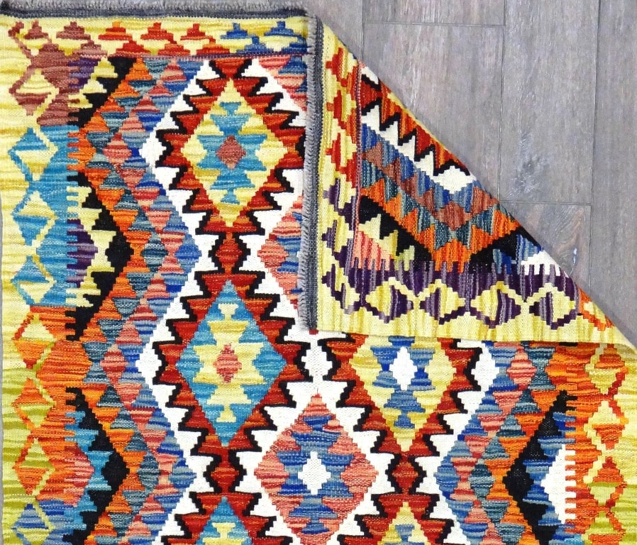 tappeti kilim geometrici classici orientali con colori vivaci a contrasto come rosso, arancio, blu, verde