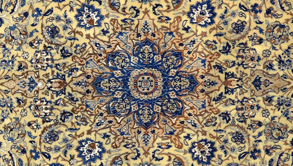 tappeto persiano nain in seta e lana finissima, disegni intricati e motivi floreali, arabeschi e medaglioni centrali dettagliati e pregiati in toni tenui e neutri come avorio, blu chiaro e beige