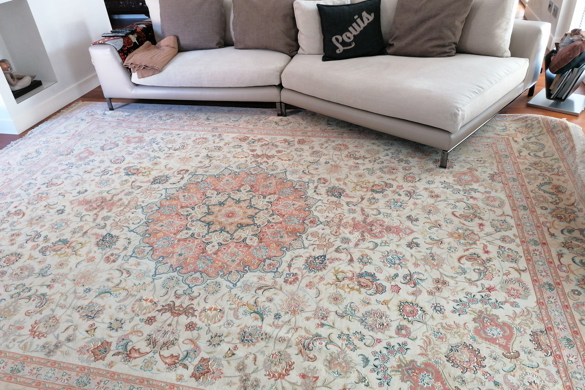 tappeto salotto Adamello Tappeti Tappeto classico annodato a mano di Adamello Tappeti posto sotto un divano grigio