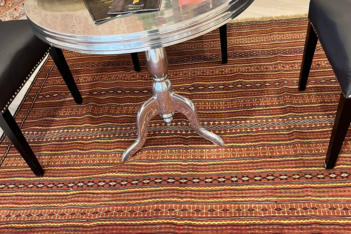 Tappeto sala da pranzo dettaglio tappeto di Adamello tappeti posto sotto un tavolino con tre sedie