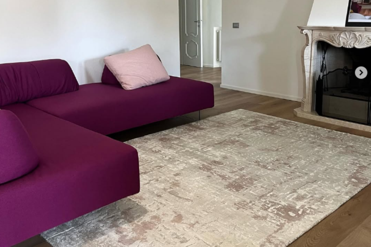 tappeti per ufficio e studi Tappeto moderno di Adamello Tappeti a pelo lungo bianco posto sotto un divano viola in un ufficio