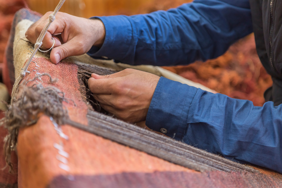 riparazione-tappeti Riparazione a mano di un tappeto usurato