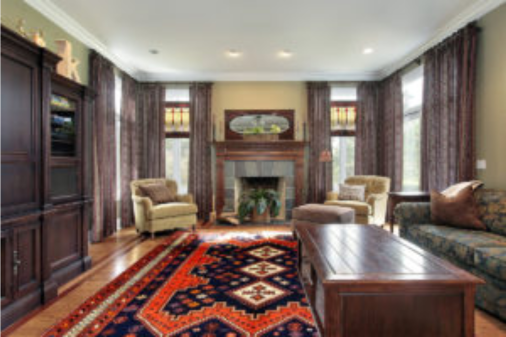 ufficio con mobilio marrone e tappeto grande classico di Adamello Tappeti sui toni del rosso e blu