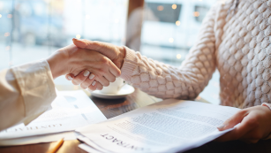 pagamenti agevolati per acquisto tappeti due persone che si stringono la mano dopo che hanno trovato un accordo su un'agevolazione di pagamento post vendita tappeto di Adamello Tappeti