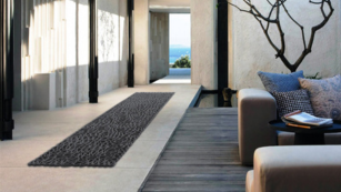 prove e ambientazioni tappeti prova e ambientazioni di tappeti di Adamello Tappeti in una terrazza esterna