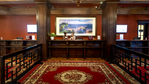 servizi per aziende ingresso hotel elegante con tappeto persiano