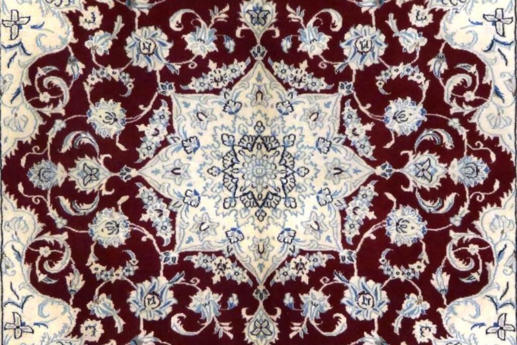 Medaglione di un tappeto classico realizzato a mano di colore rosso e beige.